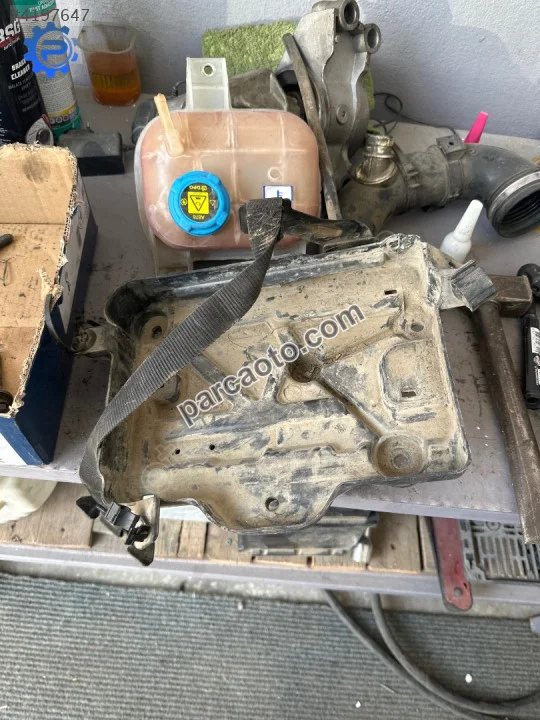 Fiat linea akü bağlantı ayağı alt plastiği fiorino 51882375